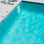 terrasse piscine en bois exotique : une ambiance chaleureuse