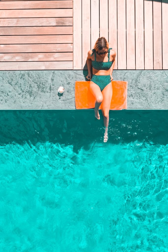 terrasse piscine en bois exotique : une ambiance chaleureuse