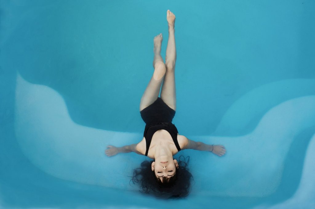 Opter pour une piscine sans liner : avantages et particularités