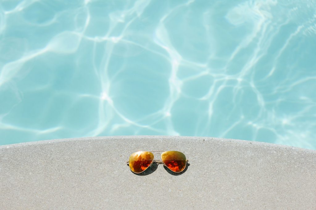 Comparatif piscine béton vs piscine coque polyester : lequel choisir pour votre jardin ?