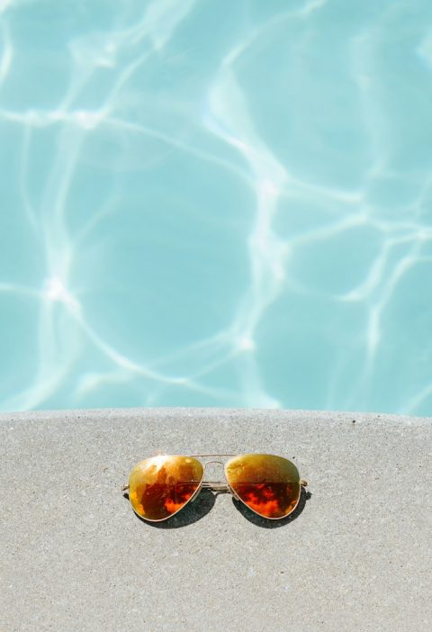 Comparatif piscine béton vs piscine coque polyester : lequel choisir pour votre jardin ?