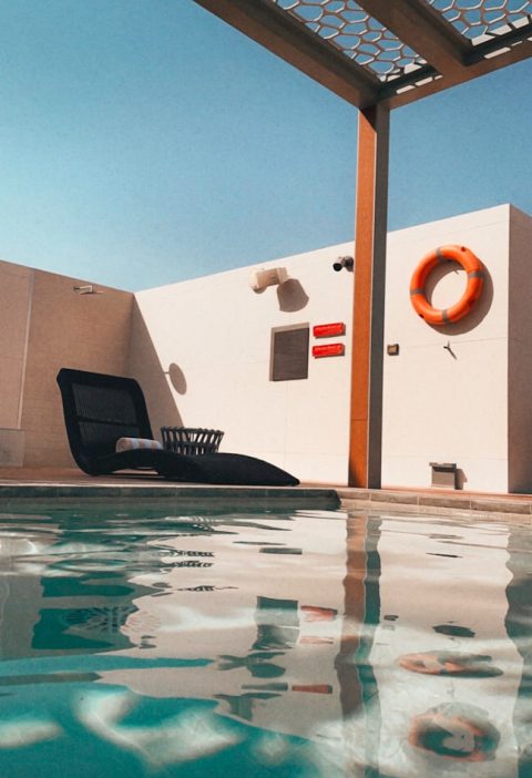 Chauffage et couverture de piscine : options et avantages pour en profiter toute l'année