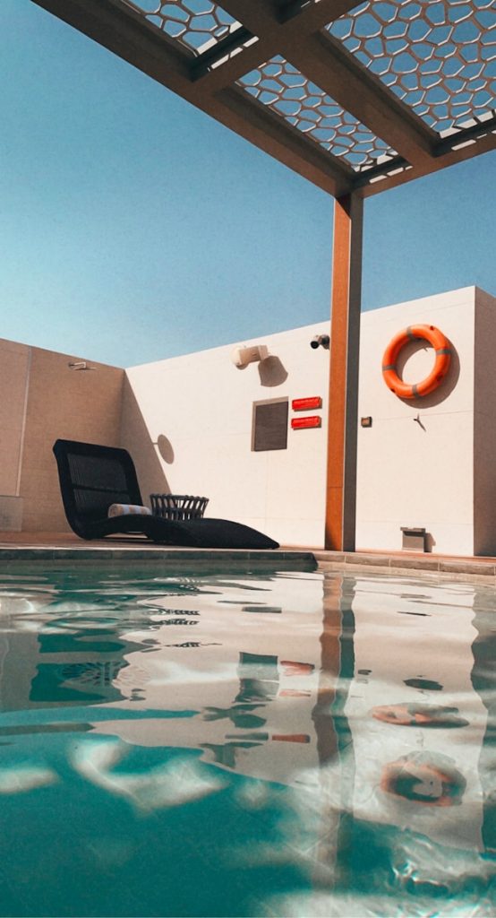 Chauffage et couverture de piscine : options et avantages pour en profiter toute l'année