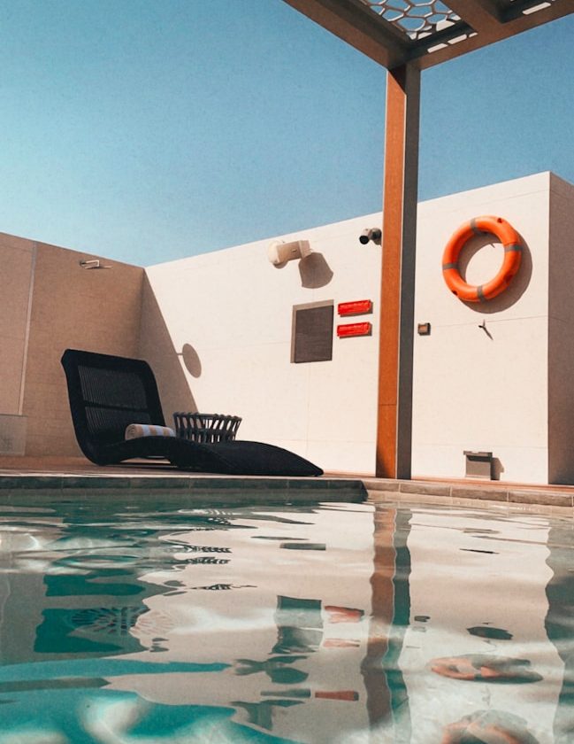 Chauffage et couverture de piscine : options et avantages pour en profiter toute l'année