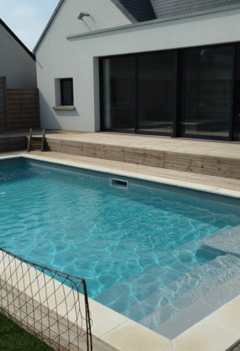 Créer une piscine en béton à débordement miroir : conception, avantages et contraintes techniques
