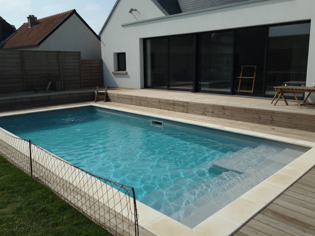 Créer une piscine en béton à débordement miroir : conception, avantages et contraintes techniques