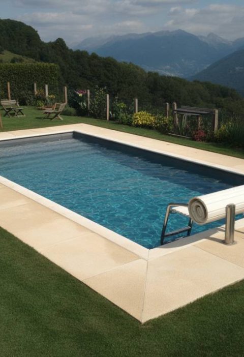 Créer une piscine en béton sur un terrain en pente : solutions techniques et esthétiques