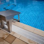 Créer une piscine en béton sur un terrain en pente : solutions techniques et esthétiques
