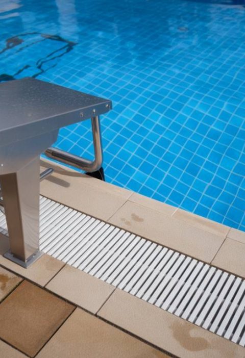 Utiliser le béton drainant pour les plages de piscine : esthétique, sécurité et durabilité