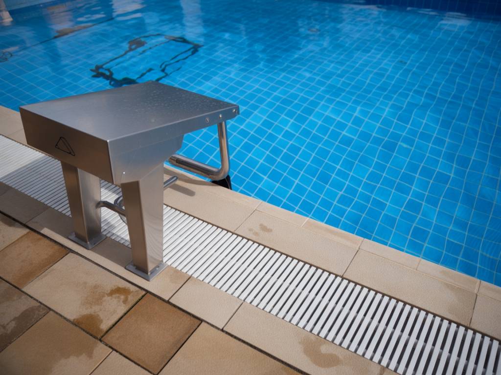 Utiliser le béton drainant pour les plages de piscine : esthétique, sécurité et durabilité