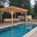 Pergola bord de piscine : exemples d’aménagement, choix du bois et astuces pour créer un espace ombragé