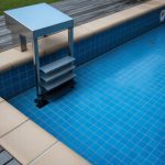 Pool house en béton : idées d’aménagement, intégration au jardin et conseils de construction
